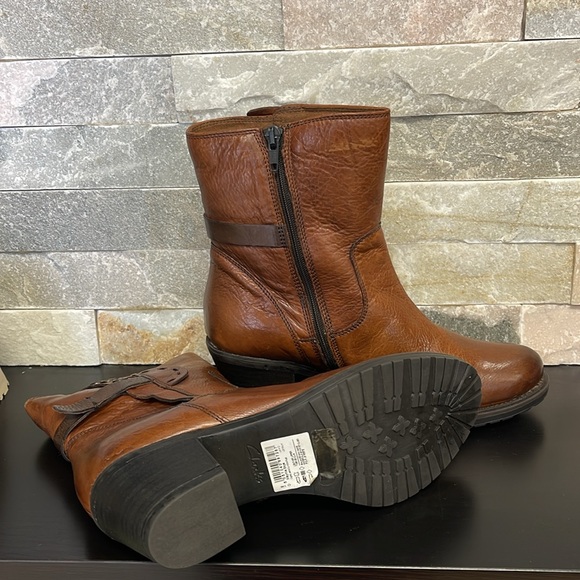 Clarks Women's Maymie Skye Boot (50) - Picture 11 of 14